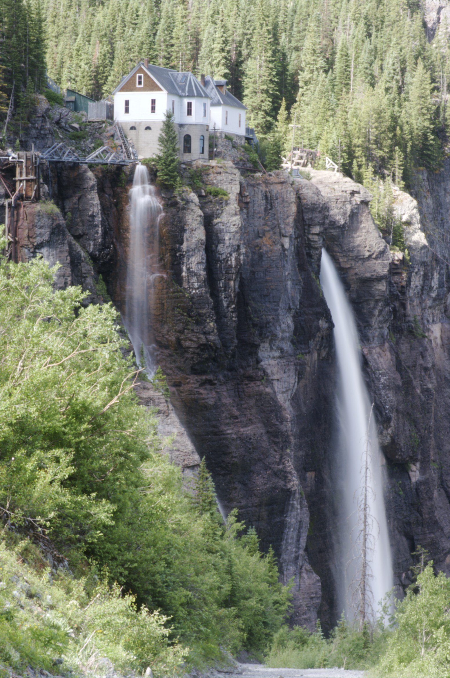 Bridal Veil Falls and the Smuggler-Union power station on the cliff top