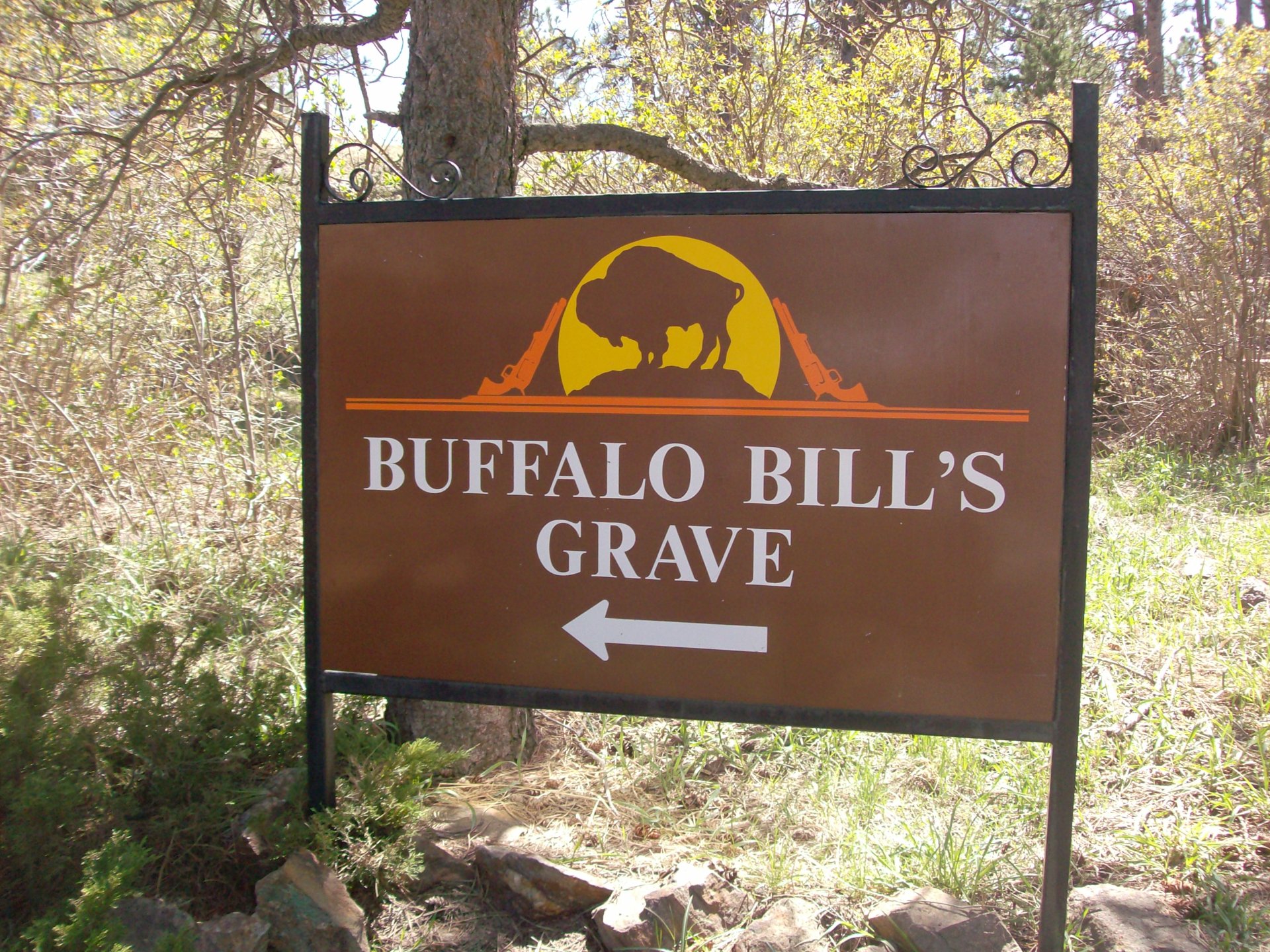 Buffalo Bill Museum & Grave – Buffalo Bills Grave directional sign