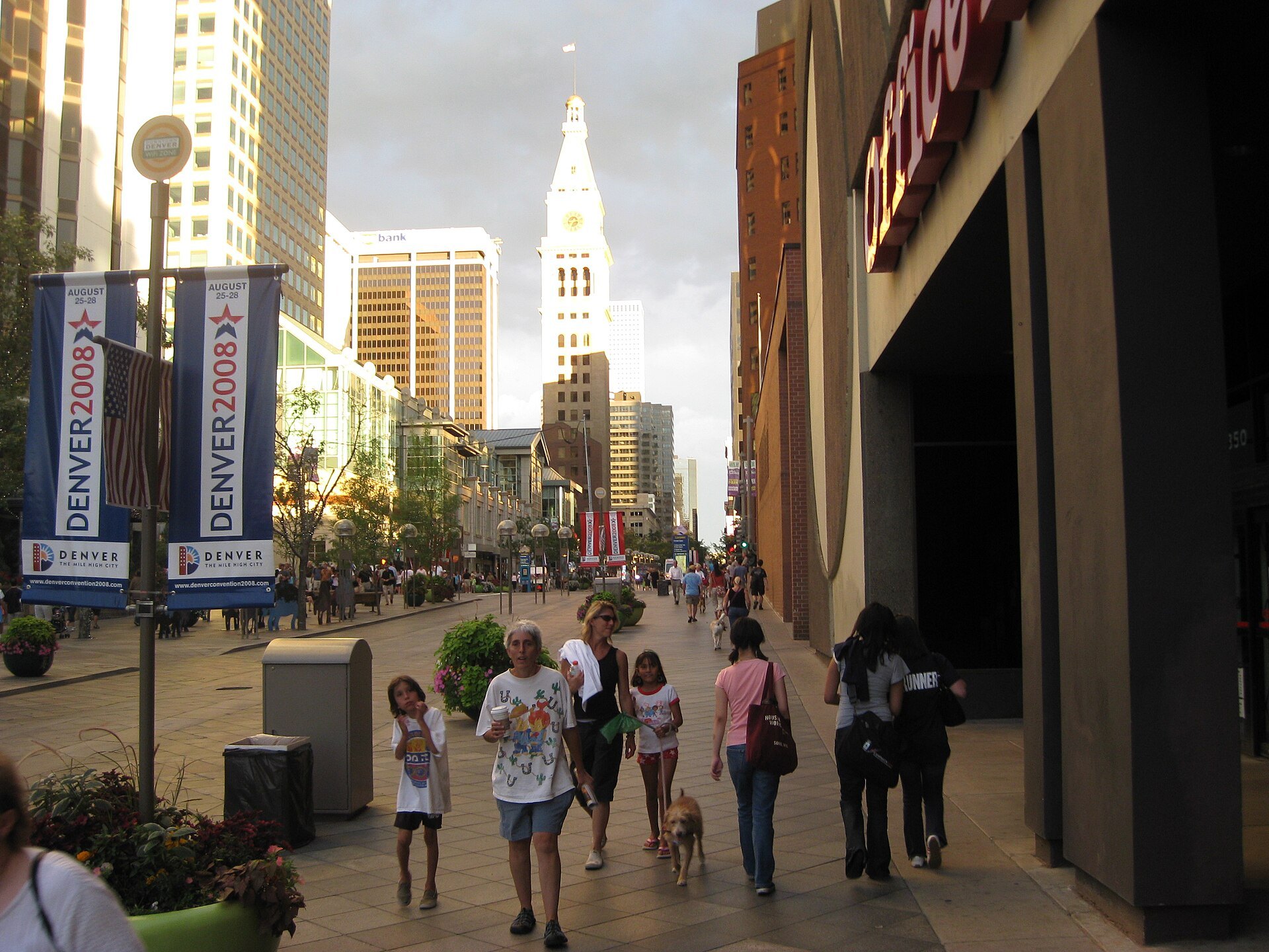 Shoppers on the 16th Street Mall at sunset with the D&F Tower in view, 2008